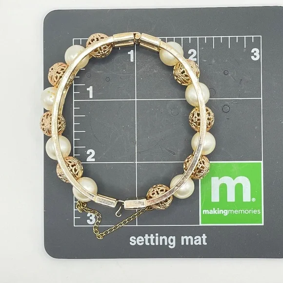 Vintage Unsigned Gold Tone Filigree Faux Pearl Bead Hinged Bangle Bracelet - Picture 4 of 12